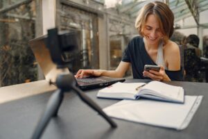 スマホだけで本当に仕事動画は作れる?クオリティの限界と乗り越え方【2026年版】