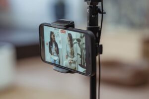 動画を投稿しても全然見られない…SNS動画の再生回数が伸びない本当の理由【2026年版】