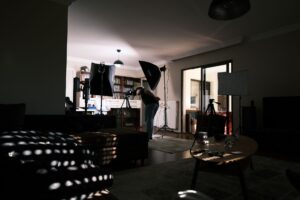 動画を撮るたびに部屋が映って恥ずかしい…背景と照明どうすればいい？【2026年版】