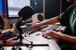 動画の音声がこもって聞き取れない…声をクリアに録る5つの改善策【2026年版】