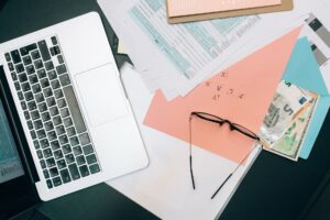 動画を自分で作るか外注するか迷ってる…費用と判断基準を整理【2026年版】