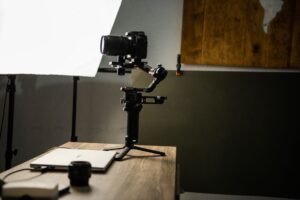 動画の背景、生活感が出て恥ずかしい…自宅でも「それっぽく」見せる撮影場所の作り方【2026年版】