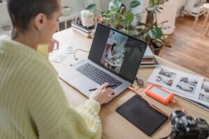 動画1本作るのに何時間もかかる…編集時間を半分に減らすコツ【2026年版】