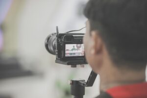 動画でうまく話せない…カメラの前でもちゃんと伝わる話し方の基本【2026年版】